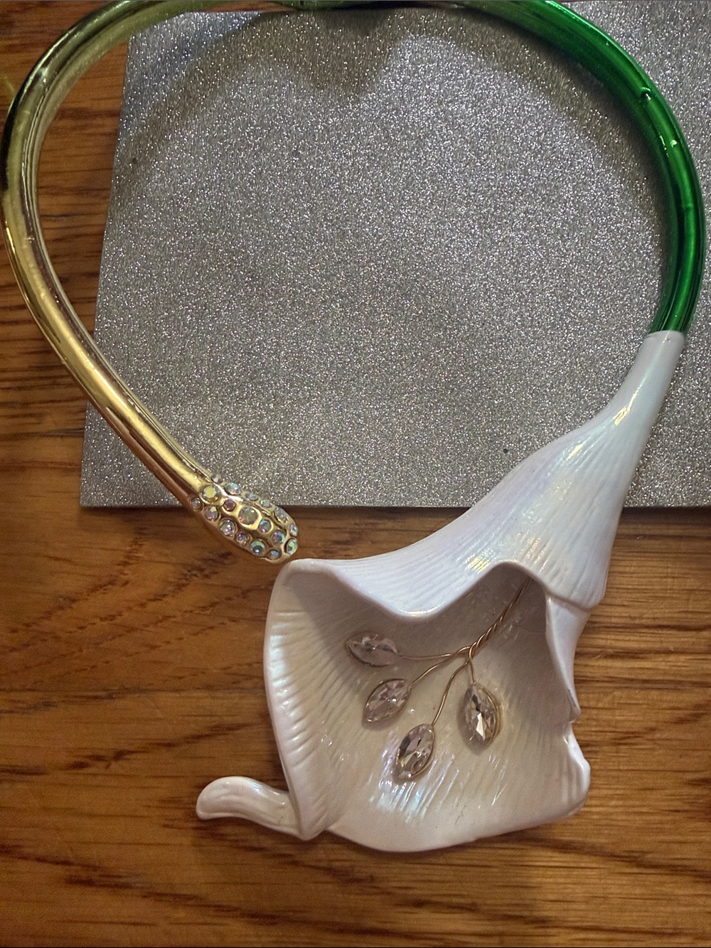 Betsey Johnson White Calla Lily Collar Necklace new with defect